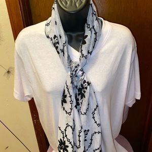 Flowery scarf with embedded glitter
